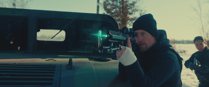영화 ‘시뮬런트’에서 특수 요원 케슬러(샘 워딩턴)가 탈출한 복제인간 ‘시뮬런트’를 체포하기 위해 전자파 차단 총을 쏘고 있다. 영화특별시SMC 제공