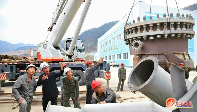 북한 노동당 기관지 노동신문은 3일 “단천발전소 건설은 우리나라 수력발전소 건설 역사상 규모가 가장 큰 공사로서 드넓은 지역에 여러 개의 언제와 발전소들을 일떠세우고 수백리 구간의 물길굴을 뚫어야 하는 방대한 과제”라면서 1단계 공사가 힘있게 진행 중이라고 전했다.