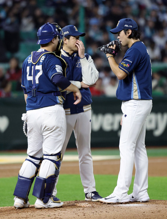 23일 오후 인천시 미추홀구 문학동 SSG랜더스필드에서 열린 프로야구 ‘2023 신한은행 SOL KBO 포스트시즌’ 준플레이오프 2차전 SSG 랜더스와 NC 다이노스의 경기 3회말 무사 주자 1,2루 상황을 맞은 NC 송명기 투수가 마운드를 찾은 김형준 포수, 코치와 대화를 나누고 있다. 2023.10.23 뉴스1