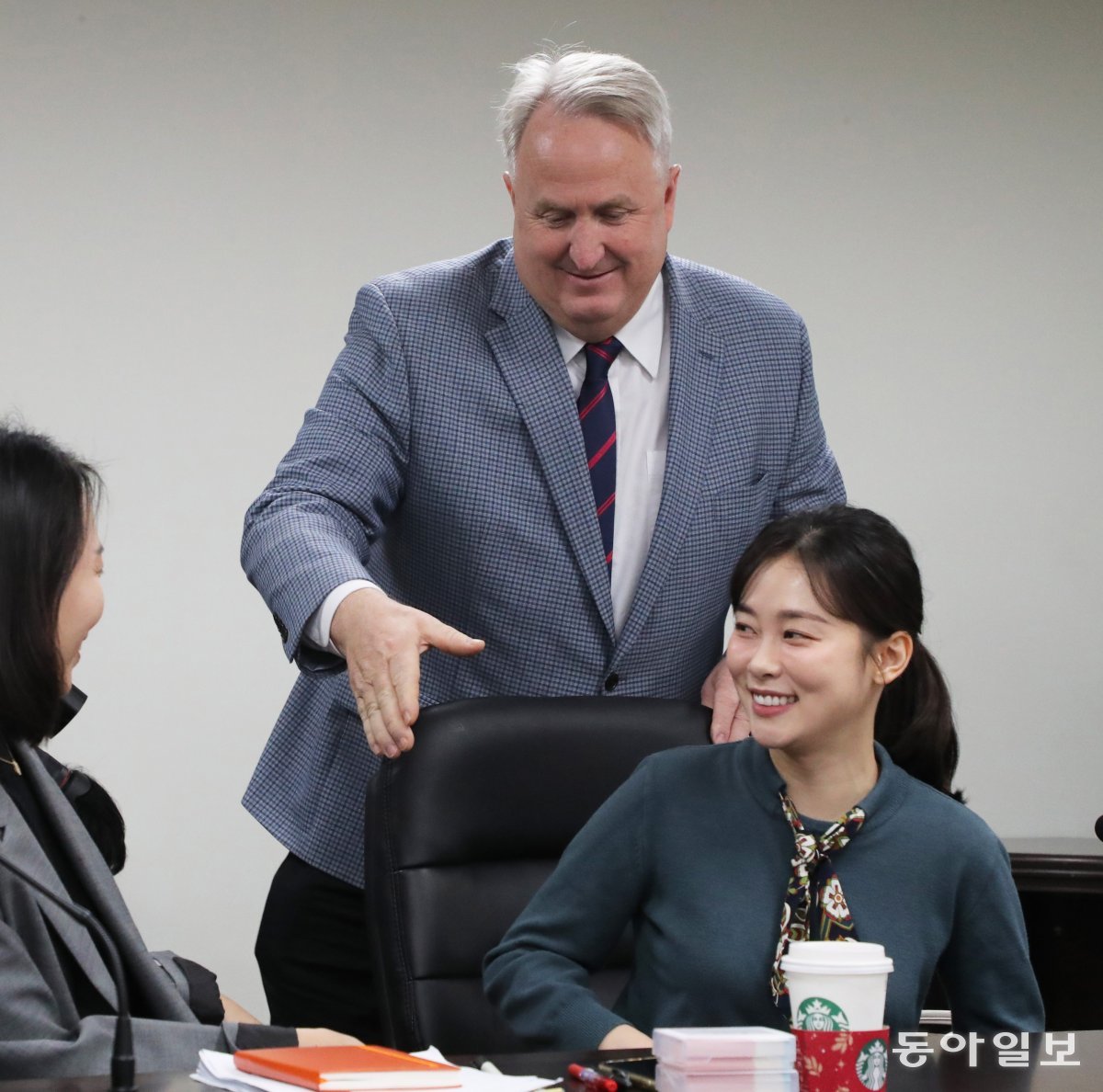 3일 인요한 위원장이 혁신위원회가 열리는 서울 여의도 국민의힘 중앙당사에서 위원들과 인사하고 있다. 이훈구 기자 ufo@donga.com