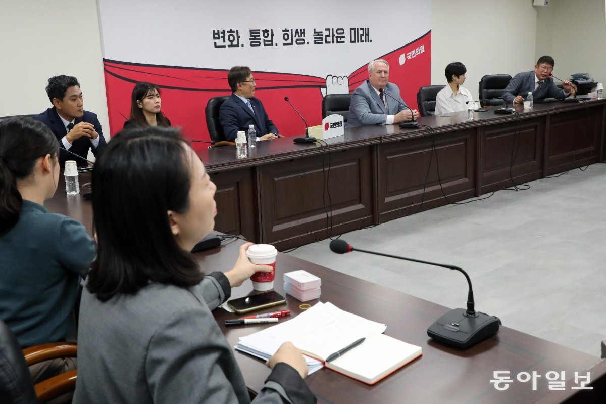 3일 오후 혁신위 2호 안건인 ＜국회의원 희생＞을 주제로 결과를 발표하고 있다. 이훈구 기자 ufo@donga.com