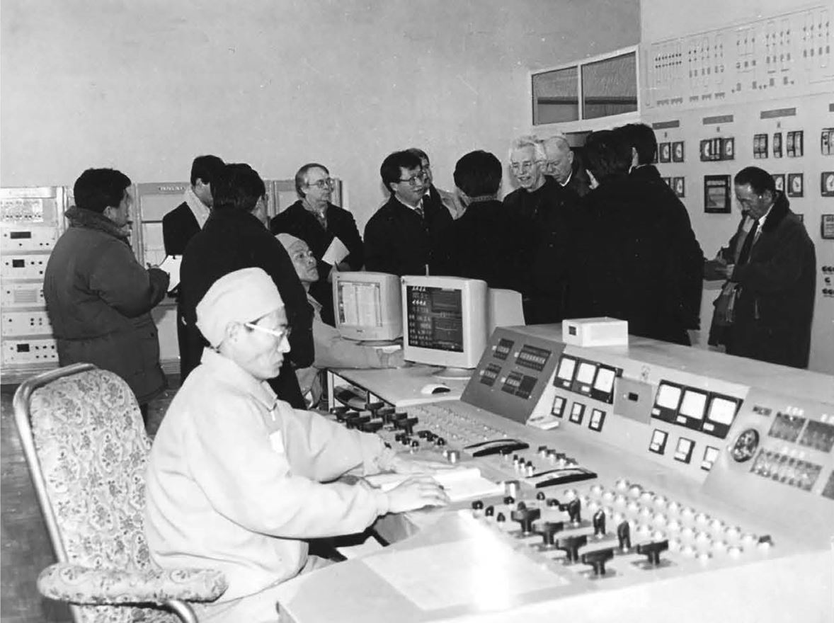 2004년 북한 영변의 원자로 시설에 방문한 저자(오른쪽에서 다섯 번째)에게 북한 기술자들이 원자로가 전출력으로 가동되고 있음을 
설명하고 있다. 미국 핵물리학자인 저자는 책에서 당시를 떠올리며 “그들은 내게 핵시설이 잘 작동하고 있다는 사실을, 그들이 무엇을
 달성했는지를 바깥 세상에 보여주려 열심이었다”고 했다. 시그프리드 헤커·창비 제공