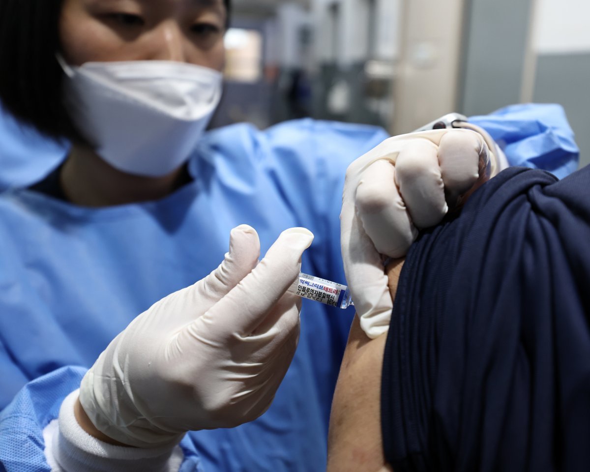 26일 오후 서울시 중구 서울역희망지원센터에서 의료진이 취약계층 주민들을 대상으로 무료 독감 예방접종을 하고 있다.뉴스1
