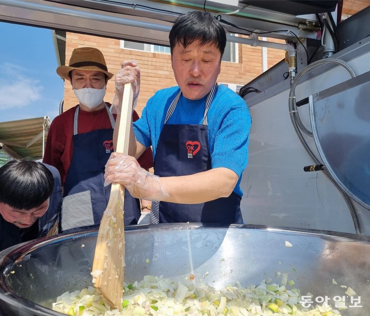 연예인 봉사 단체를 만들어 위문 공연과 식사 봉사에 직접 나서는 두 사람. 이정용 제공