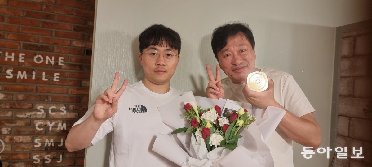 신 감독의 아들로 지난 항저우 아시아경기 바둑 단체전에서 금메달을 따낸 신민준(왼쪽). 신창석 제공