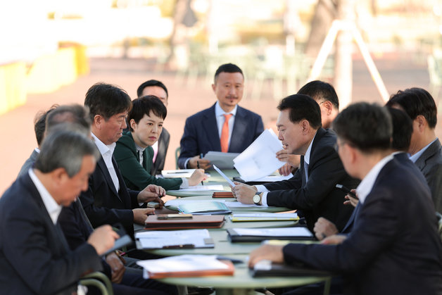 윤석열 대통령이 16일 용산어린이정원에서 제63차 대통령 주재 수석비서관회의를 주재하고 있다. 대통령실 제공 2023.10.16 뉴스1