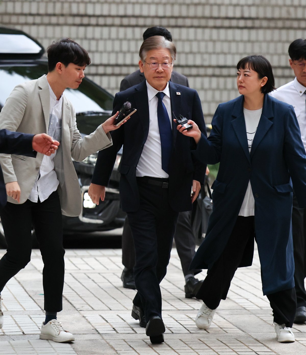 이재명 더불어민주당 대표가 3일 서울 서초구 서울중앙지법에서 열린 ‘대장동 배임 및 성남FC 뇌물 의혹’ 관련 1심 속행 공판에 출석하고 있다. 뉴시스