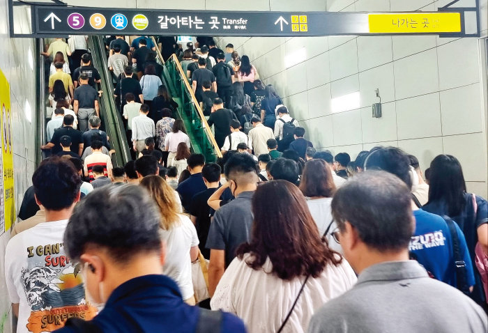 8월 21일 김포골드라인 김포공항역이 승객들로 발 디딜 틈 없이 붐비고 있다. [동아DB]