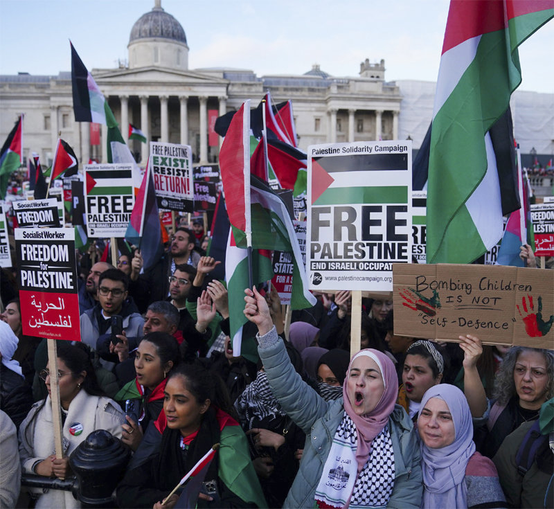 4일에는 영국 런던 트래펄가광장에서 열린 팔레스타인 지지 집회에서 시위대가 영어로 ‘팔레스타인 해방’을 쓴 플래카드와 팔레스타인기를 들고 이스라엘의 가자지구 공격을 비판했다. 런던=AP 뉴시스