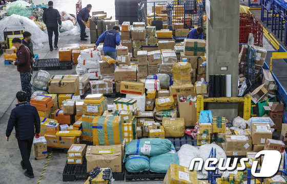 지난해 중국 최대 쇼핑축제 광군제를 앞두고 인천 중구 인천본부세관 특송물류센터에서 직원들이 해외직구 물품들을 분주히 운반하는 모습.(인천=뉴스1)