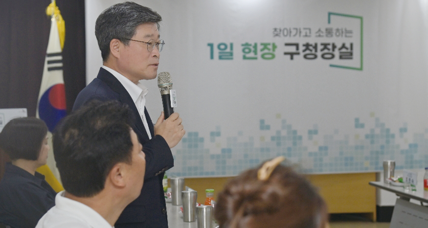 김길성 중구청장이 출산 및 산후조리 지원 정책에 대해 설명하고 있다. 중구 제공