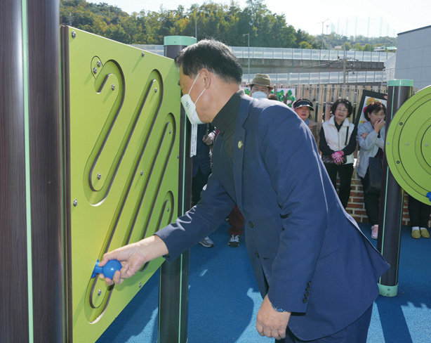 이승로 성북구청장이 구립 정릉실버복지센터 옥상에 마련된 어르신 놀이터 시설을 살펴보고 있다. 성북구 제공