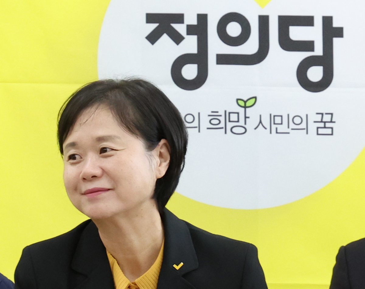 이정미 정의당 대표가 6일 서울 여의도 국회에서 열린 제97차 상무집행위원회를 마치고 회의장을 나서고 있다. 2023.11.6. 뉴스1