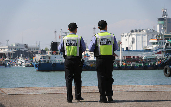 인천 중구 인천항에서 해양경찰 대원들이 선박을 확인하고 있다. ⓒ 뉴스1 DB