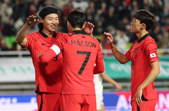 17일 경기 수원시 팔달구 수원월드컵경기장에서 열린 축구 국가대표 평가전 대한민국과 베트남의 경기, 후반 대한민국 조규성이 팀의 세 번째 골을 시킨 뒤 손흥민과 기쁨을 나누고 있다. 2023.10.17 뉴스1