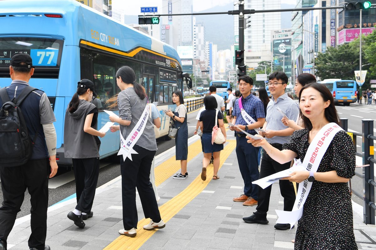 부산시 직원들이 8월 연제구 시청 앞 버스 정류장에서 ‘동백패스’를 홍보하고 있다. 부산시 제공