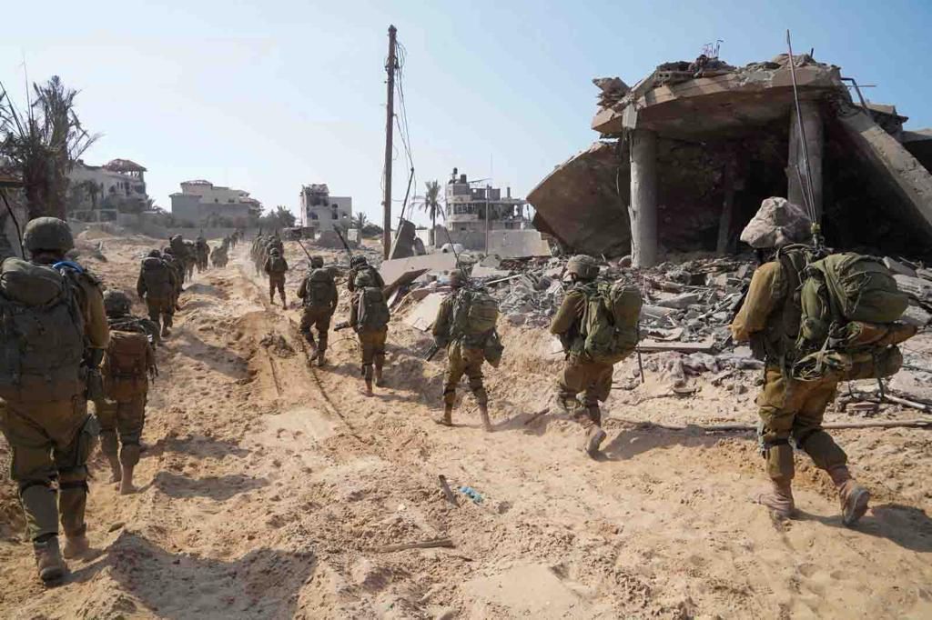 이날 이스라엘군은 가자지구 제1도시인 가자시티를 완전히 포위했다며 지상 작전을 수행 중인
 군인들의 사진을 공개했다. 이스라엘 국방부 제공