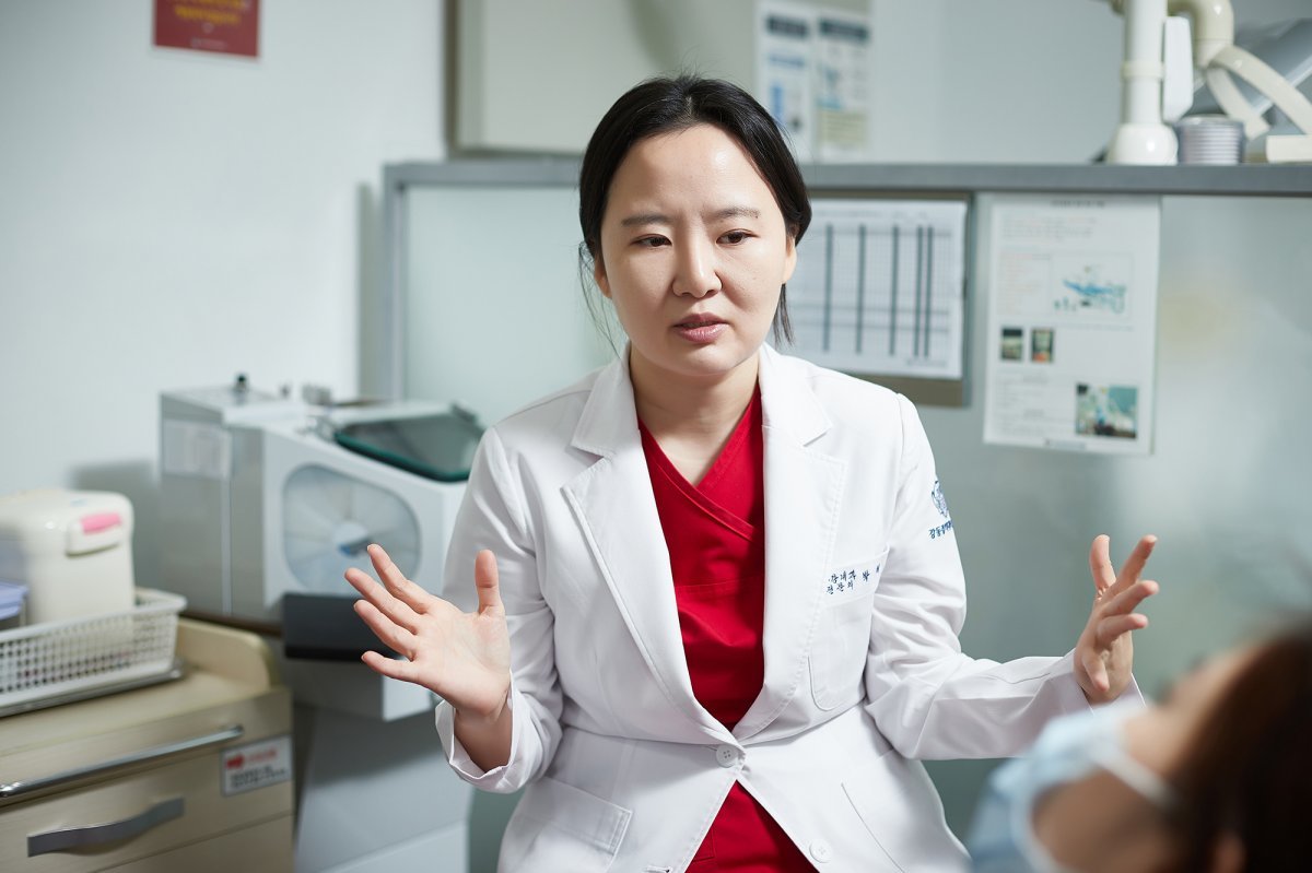 박혜지 강동경희대치과병원 구강내과 교수가 턱관절 장애의 증상과 치료에 대해 말하고 있다. 강동경희대치과병원 제공