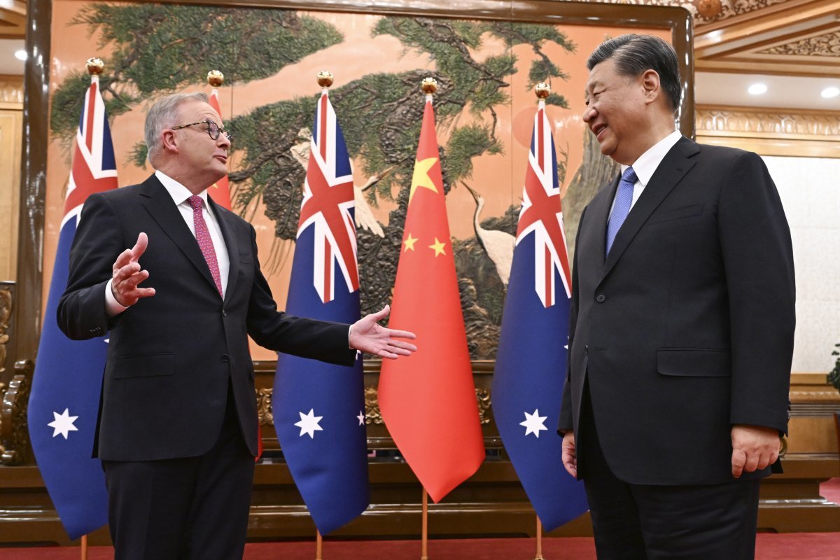 호주 총리 미소로 맞는 시진핑 시진핑 중국 국가주석(오른쪽)이 6일 베이징 인민대회당에서 앤서니 앨버니지 호주 총리와 정상회담에 앞서 환담을 나누고 있다. 
앨버니지 총리는 현직 총리로는 7년 만에 중국을 방문했다. 호주와 중국은 2018년 이후 경제, 안보 등에서 충돌해 왔지만 지난해
 5월 앨버니지 총리가 취임하면서 관계를 개선하고 있다. 베이징=AP 뉴시스