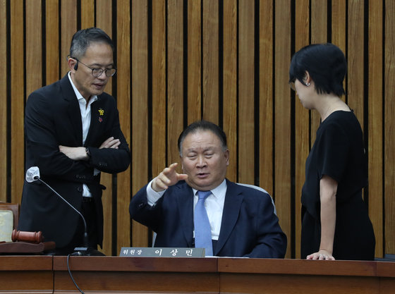 이상민 국회 인사청문특별 위원장이 지난 7월18일 오후 서울 여의도 국회에서 열린 권영준 대법관 임명동의에 관한 인사청문특별위원회 전체회의에서 박주민 더불어민주당 간사, 장혜영 정의당 의원과 대화를 하고 있다./뉴스1