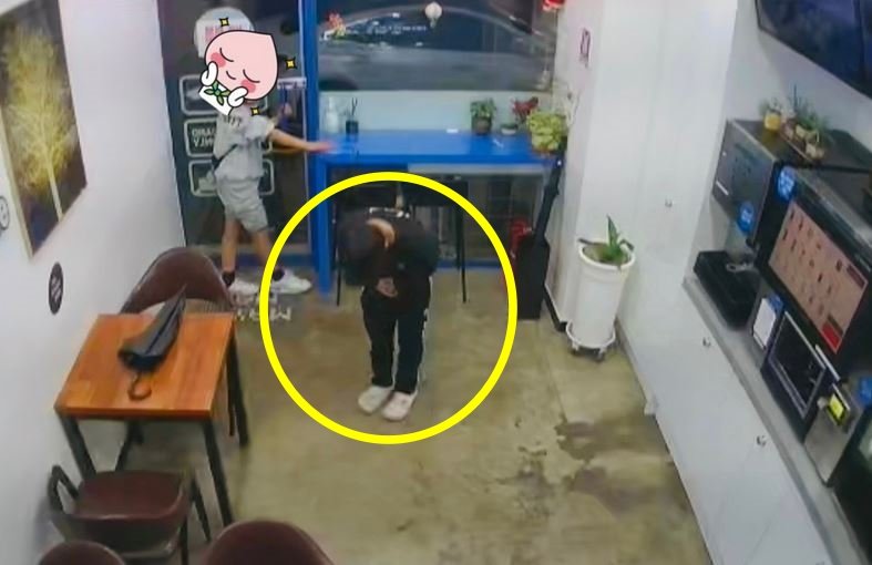 한 무인 카페에서 CCTV를 향해 인사하고 가는 아이들. ‘아프니까 사장이다’ 캡처
