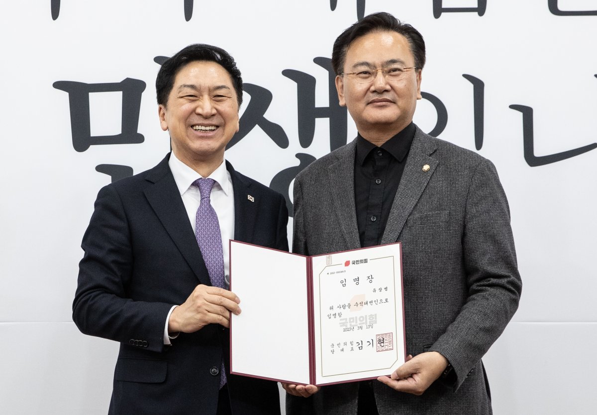 국민의힘 김기현 대표(왼쪽)와 유상범 전 수석대변인. 2023.3.16. 뉴스1