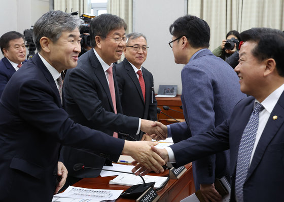 김대기 대통령 비서실장과 조태용 국가안보실장이 7일 서울 여의도 국회에서 열린 운영위원회의 대통령비서실 등에 대한 국정감사에서  위원들과 인사를 나누고 있다. 2023.11.7. 뉴스1