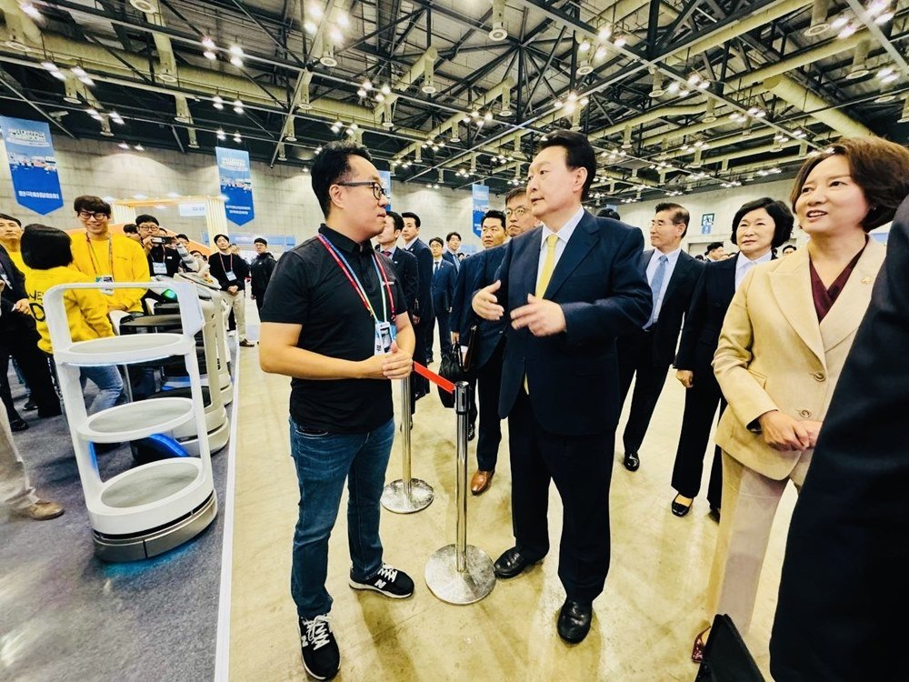 지광철 넥스트페이먼츠 대표가 \'2023 대한민국 소상공인대회\' 현장을 방문한 윤석열 대통령에게 전시 내용을 설명 중인 모습 / 출처=넥스트페이먼츠