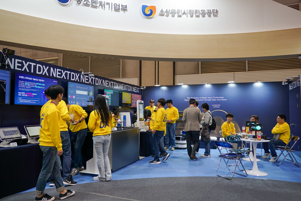 중소벤처기업부와 소상공인시장진흥공단이 마련한 소상공인 스마트기술 체험관 / 출처=IT동아