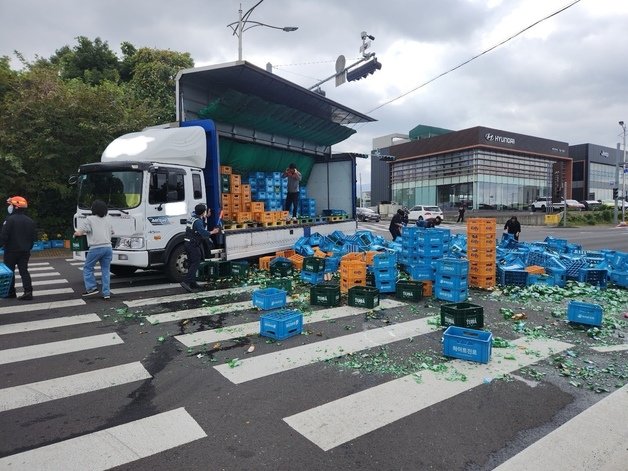 7일 오전 제주시 도남동 연북로를 달리던 화물차에서 소주 박스 수십개가 쏟아지는 사고가 발생했다.(제주소방안전본부 제공)