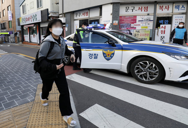 2023학년도 대학수학능력시험이 치러진 17일 오전 울산 남구 울산여자고등학교 앞에서 경찰차를 타고 온 수험생이 입구로 뛰어가고 있다. 2022.11.16/뉴스1