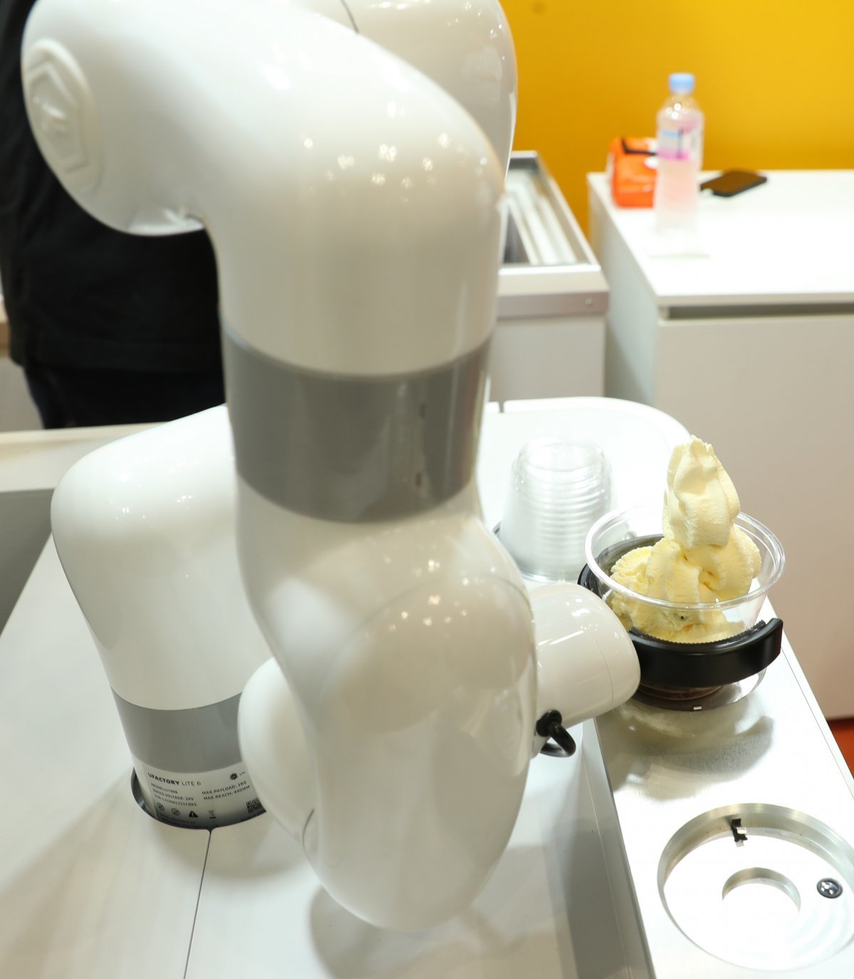 `2023대한민국 소상공인대회‘에 참여한 (주)XYZ 아이스크림 로봇.