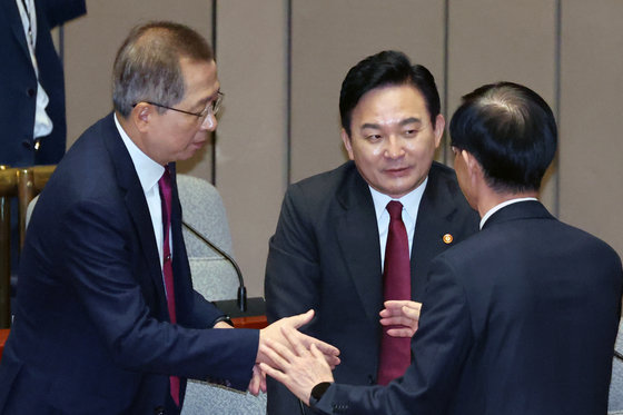 조승환 해수부 장관(왼쪽부터)과 원희룡 국토교통부 장관, 방문규 산업통상자원부 장관이 6일 오전 서울 여의도 국회에서 열린 예산결산특별위원회 전체회의에서 대화를 나누고 있다. 2023.11.6/뉴스1