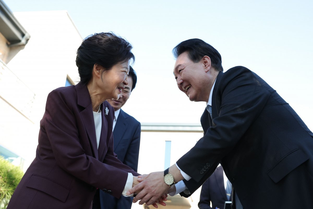 윤석열 대통령이 7일 대구 달성군  박근혜 전 대통령 사저에서 박전대통령을 만나 인사를 나누고 있다. 대통령실