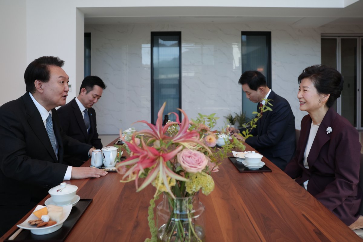 윤석열 대통령이 7일 대구 달성군  박근혜 전 대통령 사저에서 박전대통령을 만나 대화를 나누고있다. 대통령실