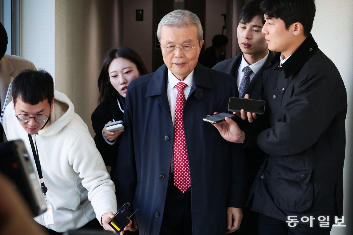 7일 오후 김종인 전 국민의힘 비상대책위원장이 사무실로 향하며 취재진의 질문을 받고 있다. 박형기 기자 oneshot@donga.com