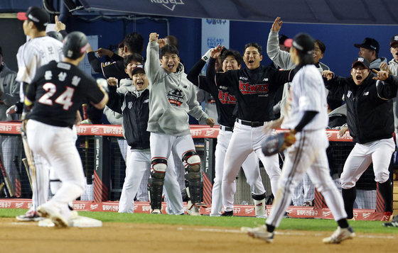 7일 오후 서울 송파구 올림픽로 잠실야구장에서 열린 프로야구 ‘2023 신한은행 SOL KBO 포스트시즌’ 한국시리즈 1차전 LG 트윈스와 kt 위즈의 경기 9회초 2사 주자 1루 상황 kt 문상철이 적시타를 날린 뒤 3루까지 진루하자 kt 동료들이 환호하고 있다. 2023.11.7 뉴스1