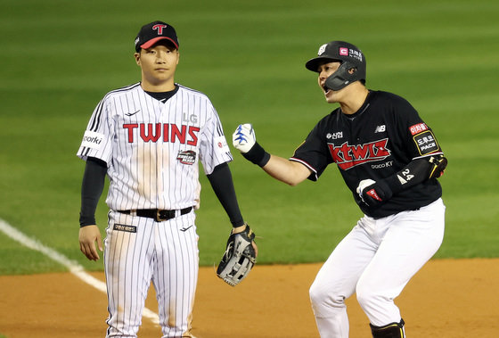 7일 오후 서울 송파구 잠실야구장에서 열린 프로야구 ‘2023 신한은행 SOL KBO 포스트시즌’ 한국시리즈 1차전 LG 트윈스와 kt 위즈의 경기, 9회초 2사 1루 kt 문상철이 1타점 역전 적시타를 때려낸 뒤 세리머니를 하고 있다. 2023.11.7 뉴스1