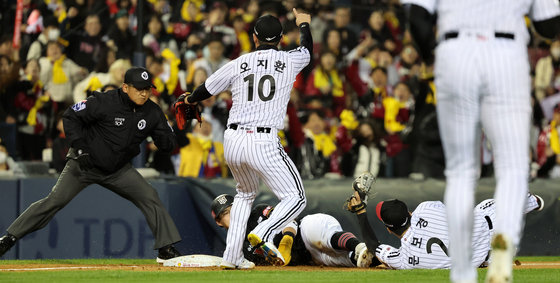 7일 오후 서울 송파구 잠실야구장에서 열린 프로야구 ‘2023 신한은행 SOL KBO 포스트시즌’ 한국시리즈 1차전 kt 위즈와 LG 트윈스의 경기, 2회초 무사 1,2루 kt 문상철 타격 때 LG 문보경이 kt 장성우를 태그아웃하며 트리플플레이(삼중살)를 성공시키고 있다. 2023.11.7 뉴스1