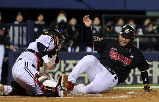 7일 오후 서울 송파구 잠실야구장에서 열린 프로야구 ‘2023 신한은행 SOL KBO 포스트시즌’ 한국시리즈 1차전 kt 위즈와 LG 트윈스의 경기, kt 장성우가 7회초 2사 1,2루에서 김민혁의 안타 때 홈으로 쇄도했으나 태그아웃 당하고 있다. 2023.11.7 뉴스1