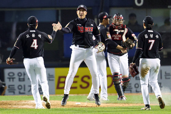 7일 오후 서울 송파구 올림픽로 잠실야구장에서 열린 프로야구 ‘2023 신한은행 SOL KBO 포스트시즌’ 한국시리즈 1차전 LG 트윈스와 kt 위즈의 경기에서 3대 2 승리를 거둔 kt 선수들이 기뻐하고 있다. 2023.11.7 뉴스1