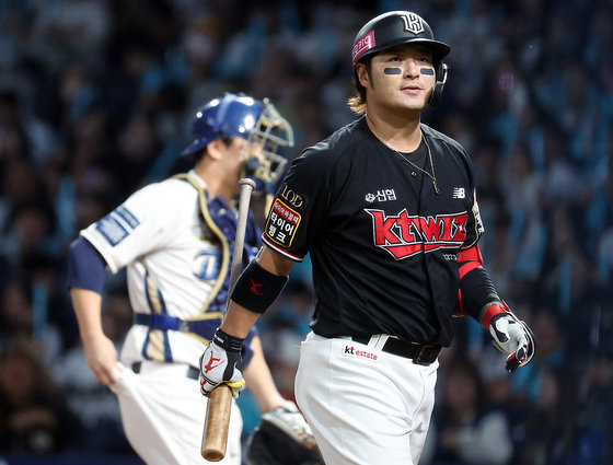 2일 오후 경남 창원시 마산회원구 양덕동 창원NC파크에서 열린 프로야구 ‘2023 신한은행 SOL KBO 포스트시즌’ 플레이오프 3차전 NC 다이노스와 kt 위즈의 경기 1회초 1사 주자 1,3루 상황 kt 박병호가 삼진아웃된 후 더그아웃으로 향하고 있다. 2023.11.2 뉴스1