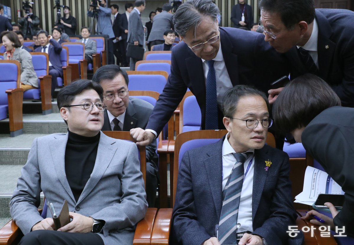 8일 국회에서 열린 더불어민주당 의원총회에서 홍익표 원내대표(앞줄 왼쪽)와 박주민 원내수석부대표(앞줄 오른쪽)가 의원들과 이야기하고 있다. 이훈구 기자 ufo@donga.com