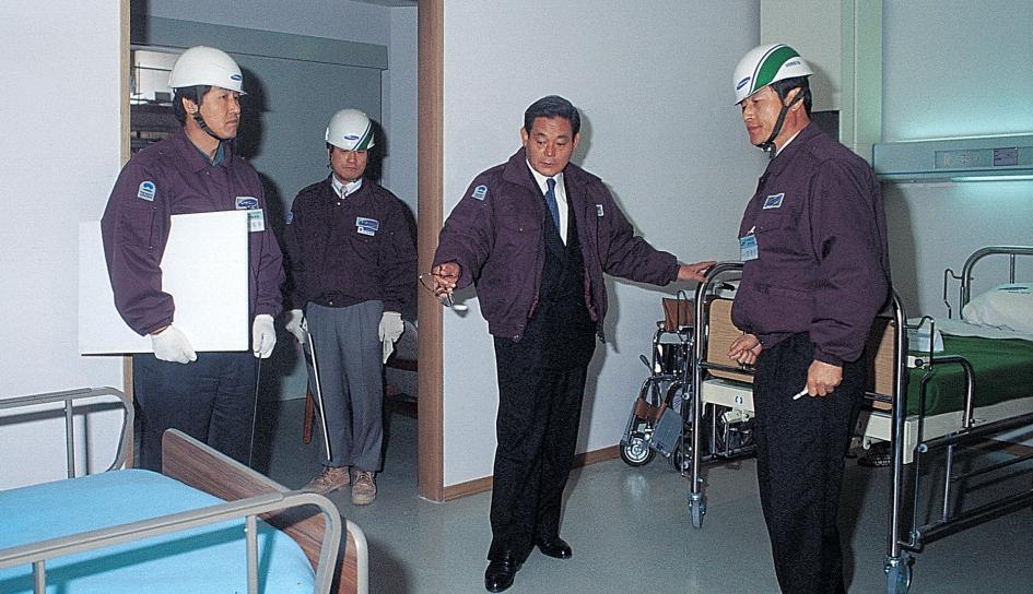 이건희 삼성 선대회장(오른쪽에서 두 번째)이 1993년 12월 1일 삼성의료원 건설 현장을 점검하고 있다. 삼성전자 제공
