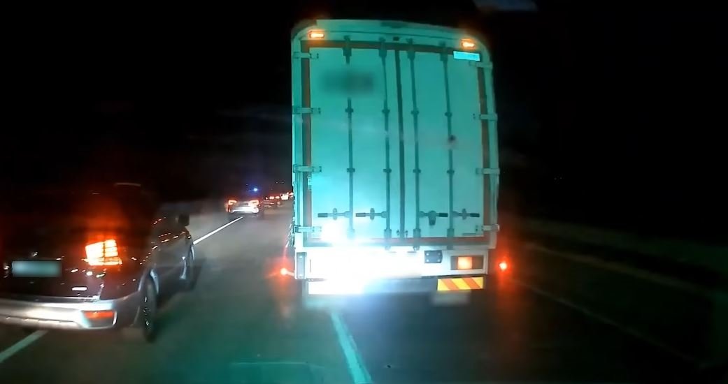 지난달 18일 오후 7시경 경기 화성시의 한 도로에서 환자를 이송하던 구급차를 가로막은 트럭의 모습. 유튜브 채널 ‘한문철TV’