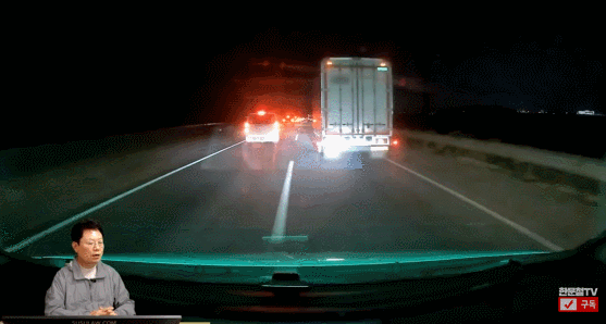 구급차에 길을 비켜주지 않는 트럭의 모습. 유튜브 채널 ‘한문철TV’