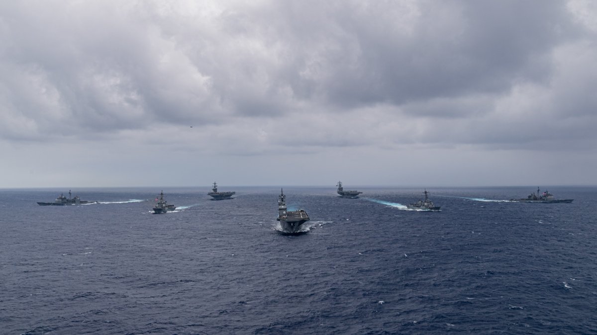 미 해군의 로널드레이건(CVN 76)과 칼빈슨(CVN-70) 등 2척의 핵추진 항공모함과 일본 해상자위대의 경항모급 호위함인 휴가함(DDH 181) 등이  7일(현지시간) 필리핀해에서 연합 해상훈련을 하고 있다.  출처 미 인도태평양사 홈페이지