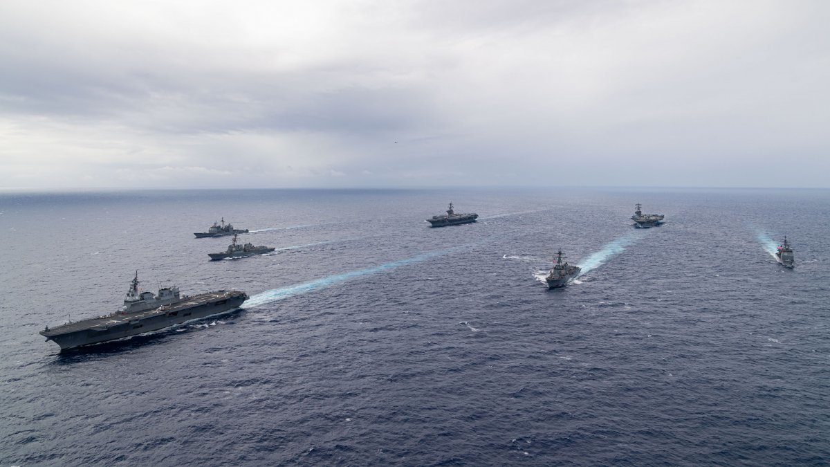 미 해군의 로널드레이건(CVN 76)과 칼빈슨(CVN-70) 등 2척의 핵추진 항공모함과 일본 해상자위대의 경항모급 호위함인 휴가함(DDH 181) 등이 7일(현지시간) 필리핀해에서 연합 해상훈련을 하고 있다. 출처 미 인도태평양사 홈페이지