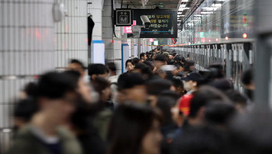 서울교통공사 노조가 경고파업에 돌입한 9일 오전 서울 사당역에서 시민들이 지하철을 이용하고 있다. 노조는 출근시간 등을 고려해 9일 오전 9시부터 10일 오후 6시까지 약 하루 반나절 동안 파업에 돌입하기로 했다. 2023.11.9/뉴스1