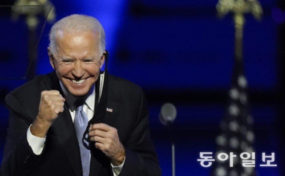 조 바이든 미국 대통령이 대선 승리가 확정된 2020년 11월 자택이 있는 델라웨어주 윌밍턴 행사장에서 오른손 주먹을 불끈 쥐며 지지자들과 기쁨을 나누고 있다. 윌밍턴=AP 뉴시스